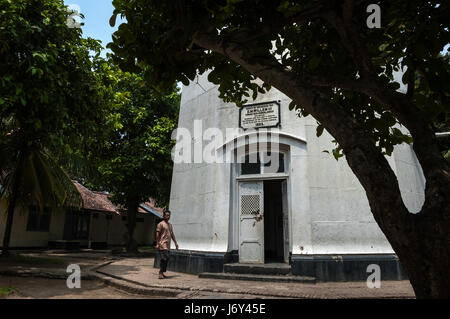 Ein Mann, der am Eingang des Cikoneng-Leuchtturms in Anyer, Serang, Banten, Indonesien, vorbeigeht. Stockfoto