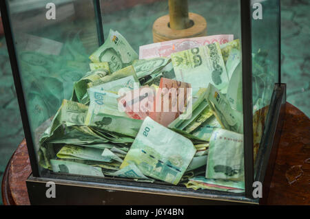 Chiang Rai, Thailand - 15. April 2017: Songkran ist das thailändische Neujahrsfest. Spenden box Stockfoto