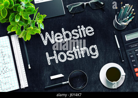 Website-Hosting-Konzept an schwarzen Tafel. 3D-Rendering. Stockfoto