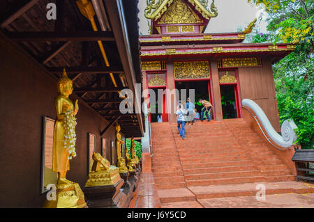 Chiang Rai, Thailand - 15. April 2017: Songkran ist das thailändische Neujahrsfest. Buddha-Statue im Wat Phra Kaew Stockfoto