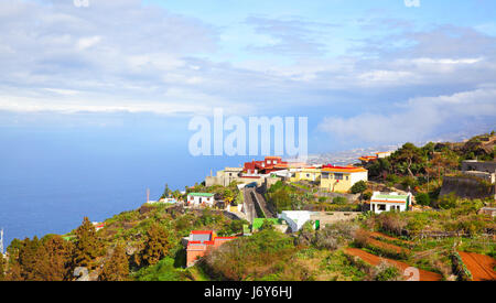 Malerische Aussicht auf kleines Dorf an der Küste von Teneriffa, Kanarische Inseln Stockfoto