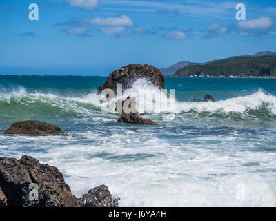 Die Wellen Brechen Über Die Küstenlandschaft Der Felsen Stockfoto