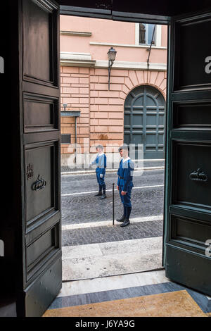 Schweizer Garde vor Sant'Anna dei Palafrenieri Kirche im Vatikan, Rom, Italien Stockfoto