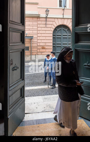 Schweizer Garde vor Sant'Anna dei Palafrenieri Kirche im Vatikan, Rom, Italien Stockfoto