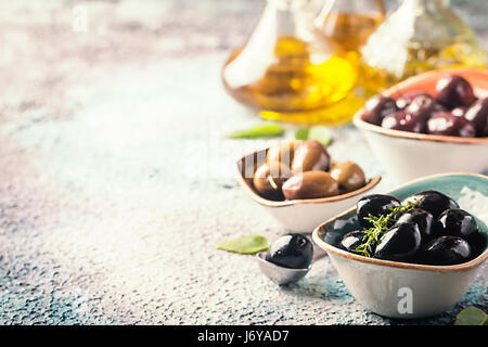 Schalen mit verschiedenen Arten von Oliven Stockfoto