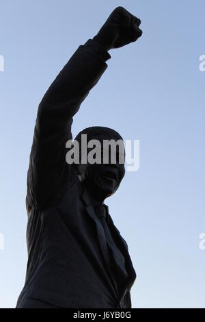 Silhouette-Statue von Nelson Mandela vor dem Victor Verster Gefängnis – jetzt genannt Drakenstein Strafvollzug – in Paarl, Südafrika Stockfoto