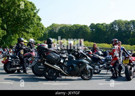 Ein Treffen von Bikern in der Nähe von Devils Bridge, Kirkby Lonsdale, Cumbria, UK Stockfoto