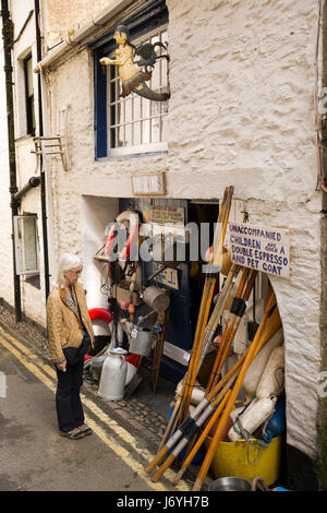 Großbritannien, Cornwall, Mevagissey, mittlere Wharf, Besucher außerhalb Nautilus maritimen Erinnerungsstücken Antiquitätenladen Stockfoto