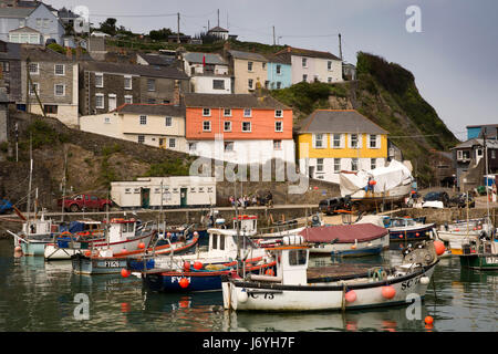 Großbritannien, Cornwall, Mevagissey, Angelboote/Fischerboote vertäut im Hafen Stockfoto