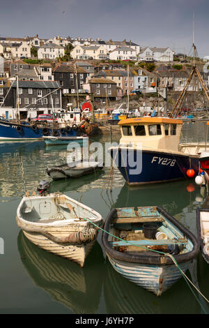 Großbritannien, Cornwall, Mevagissey, Angelboote/Fischerboote vertäut im Hafen Stockfoto