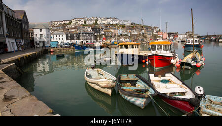 Großbritannien, Cornwall, Mevagissey, Angelboote/Fischerboote vertäut im Hafen von West Wharf, Panorama Stockfoto