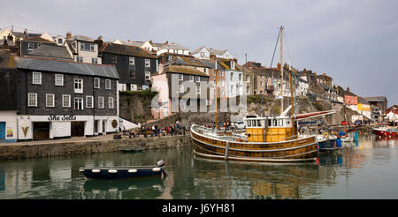 Großbritannien, Cornwall, Mevagissey, Seascan, traditionelle hölzerne Angelboot/Fischerboot vor Anker im Hafen, Panorama Stockfoto