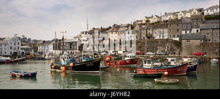 Großbritannien, Cornwall, Mevagissey, Angelboote/Fischerboote vertäut im Hafen, Panorama Stockfoto