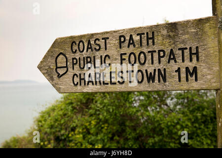 Großbritannien, Cornwall, St Austell, untere Porthpean Coast Path öffentlichen Fußweg Zeichen zu Charlestown Stockfoto