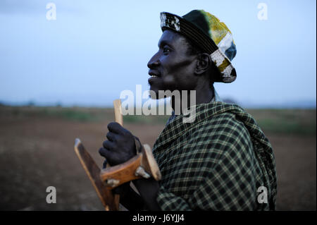 Kenia Turkana-Region, Kakuma, hier die Turkana nilotischen Stammes Leben, Turkana-Mann mit seinem hölzernen Schemel / KENIA Turkana-Region, Kakuma, Hier Leben die Turkana Ein Nilotisches Volk, Turkana-Mann Mit Holzhocker Stockfoto