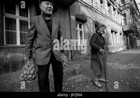 Berlin, Deutschland-fotografiert an den Tagen vor dem Fall der Berliner Mauer einschließlich der Nacht von der Wand verletzt und die folgenden Tage im November 1989 die Fotografien zeigen die erste Bresche in die Mauer am späten Abend des 9. November 1989 an der Kreuzung der Bernauer Straße und Eberswalder Straße in Ost-Berlin. Bilder zeigen auch das Brandenburger Tor, Brandenburger Tor bei Nacht (10 November 1989) fotografiert von Osten nach Westen und bewacht durch die DDR-Grenze-Kraft und auch aus dem Westen mit westdeutschen abgespritzt wird fotografiert von der Wand in der Br Stockfoto