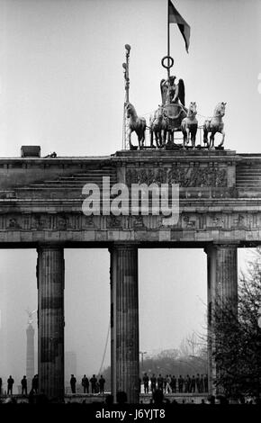 Berlin, Deutschland-fotografiert an den Tagen vor dem Fall der Berliner Mauer einschließlich der Nacht von der Wand verletzt und die folgenden Tage im November 1989 die Fotografien zeigen die erste Bresche in die Mauer am späten Abend des 9. November 1989 an der Kreuzung der Bernauer Straße und Eberswalder Straße in Ost-Berlin. Bilder zeigen auch das Brandenburger Tor, Brandenburger Tor bei Nacht (10 November 1989) fotografiert von Osten nach Westen und bewacht durch die DDR-Grenze-Kraft und auch aus dem Westen mit westdeutschen abgespritzt wird fotografiert von der Wand in der Br Stockfoto