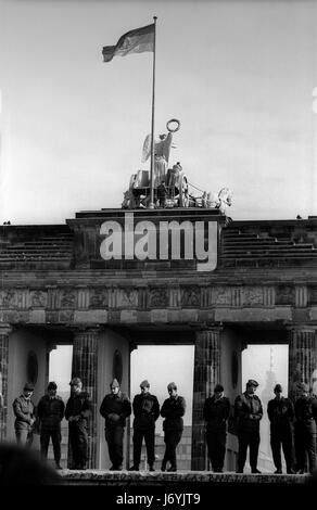 Berlin, Deutschland-fotografiert an den Tagen vor dem Fall der Berliner Mauer einschließlich der Nacht von der Wand verletzt und die folgenden Tage im November 1989 die Fotografien zeigen die erste Bresche in die Mauer am späten Abend des 9. November 1989 an der Kreuzung der Bernauer Straße und Eberswalder Straße in Ost-Berlin. Bilder zeigen auch das Brandenburger Tor, Brandenburger Tor bei Nacht (10 November 1989) fotografiert von Osten nach Westen und bewacht durch die DDR-Grenze-Kraft und auch aus dem Westen mit westdeutschen abgespritzt wird fotografiert von der Wand in der Br Stockfoto