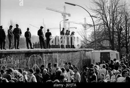 Berlin, Deutschland-fotografiert an den Tagen vor dem Fall der Berliner Mauer einschließlich der Nacht von der Wand verletzt und die folgenden Tage im November 1989 die Fotografien zeigen die erste Bresche in die Mauer am späten Abend des 9. November 1989 an der Kreuzung der Bernauer Straße und Eberswalder Straße in Ost-Berlin. Bilder zeigen auch das Brandenburger Tor, Brandenburger Tor bei Nacht (10 November 1989) fotografiert von Osten nach Westen und bewacht durch die DDR-Grenze-Kraft und auch aus dem Westen mit westdeutschen abgespritzt wird fotografiert von der Wand in der Br Stockfoto