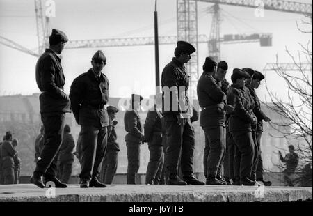 Berlin, Deutschland-fotografiert an den Tagen vor dem Fall der Berliner Mauer einschließlich der Nacht von der Wand verletzt und die folgenden Tage im November 1989 die Fotografien zeigen die erste Bresche in die Mauer am späten Abend des 9. November 1989 an der Kreuzung der Bernauer Straße und Eberswalder Straße in Ost-Berlin. Bilder zeigen auch das Brandenburger Tor, Brandenburger Tor bei Nacht (10 November 1989) fotografiert von Osten nach Westen und bewacht durch die DDR-Grenze-Kraft und auch aus dem Westen mit westdeutschen abgespritzt wird fotografiert von der Wand in der Br Stockfoto