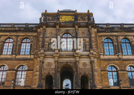 Der Zwinger ist ein Palast in der östlichen deutschen Stadt Dresden, im barocken Stil gebaut und entworfen von Hofbaumeister Matthäus Daniel Pöppelmann. Es s Stockfoto