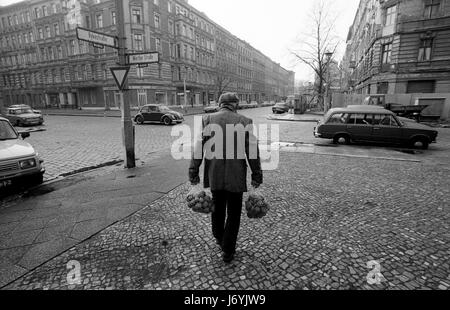 Berlin, Deutschland-fotografiert an den Tagen vor dem Fall der Berliner Mauer einschließlich der Nacht von der Wand verletzt und die folgenden Tage im November 1989 die Fotografien zeigen die erste Bresche in die Mauer am späten Abend des 9. November 1989 an der Kreuzung der Bernauer Straße und Eberswalder Straße in Ost-Berlin. Bilder zeigen auch das Brandenburger Tor, Brandenburger Tor bei Nacht (10 November 1989) fotografiert von Osten nach Westen und bewacht durch die DDR-Grenze-Kraft und auch aus dem Westen mit westdeutschen abgespritzt wird fotografiert von der Wand in der Br Stockfoto