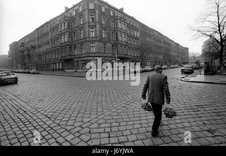 Berlin, Deutschland-fotografiert an den Tagen vor dem Fall der Berliner Mauer einschließlich der Nacht von der Wand verletzt und die folgenden Tage im November 1989 die Fotografien zeigen die erste Bresche in die Mauer am späten Abend des 9. November 1989 an der Kreuzung der Bernauer Straße und Eberswalder Straße in Ost-Berlin. Bilder zeigen auch das Brandenburger Tor, Brandenburger Tor bei Nacht (10 November 1989) fotografiert von Osten nach Westen und bewacht durch die DDR-Grenze-Kraft und auch aus dem Westen mit westdeutschen abgespritzt wird fotografiert von der Wand in der Br Stockfoto