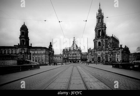 Dresden in dem, was war dann DDR November 1989 die Straßen von Dresden, Sachsen, in der ehemaligen DDR in der Woche nach dem Fall der Mauer in Berlin, November 1989 fotografiert. Die Katholische Hofkirche ist auf der rechten Seite und die Ruinen von dem Residenzschloss Zentrum fotografiert von der Augustusbrucke über die Elbe. Wikipeadia: Dresden hat eine lange Geschichte als Hauptstadt und königliche Residenz für den Kurfürsten und Könige von Sachsen, die seit Jahrhunderten die Stadt mit kulturellen und künstlerischen Pracht ausgestattet. Die Stadt wurde als Schmuckkästchen, wegen seiner Barock und Rokoko Stadt Cent bekannt. Stockfoto