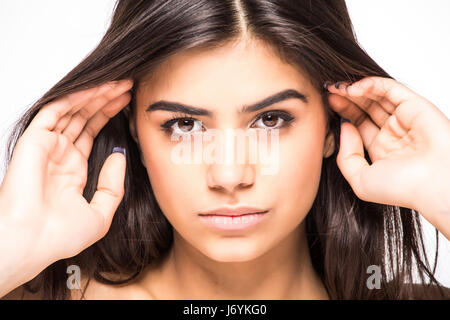 Beauty Portrait. Schöne Spa-Frau ihr Gesicht zu berühren. Perfekte frische Haut. Isolated on White Background. Pure Schönheit-Modell. Jugend und Skin Care Conce Stockfoto