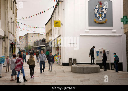 Großbritannien, Cornwall, St Austell, Vorderstraße, Stadtzentrum, Menschen in verkehrsberuhigten Einkaufsstraße Stockfoto