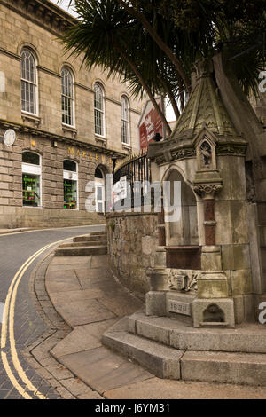 Market Street, St Austell, Cornwall, UK Pferd 1890 Tränke und Markthalle Stockfoto