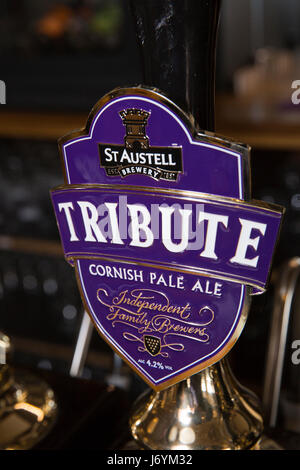 Großbritannien, Cornwall, St Austell, Trevarthian Road, St Austell Brauerei, Tribut Cornish Pale Ale Pumpe clip Stockfoto