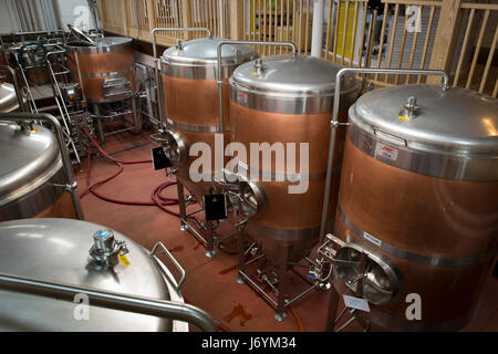 Großbritannien, Cornwall, St Austell, Trevarthian Road, St Austell Brauerei, Kupfer und Edelstahl-Gärung-Schiffe Stockfoto