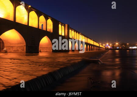 SIO-Se-Pol Brücke in Isfahan, Iran, Abend Stockfoto