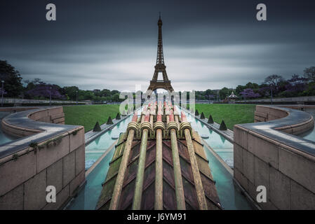 Kanonen im Champ de Mars vor dem Eiffelturm, Paris, Frankreich Stockfoto