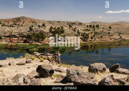 Peru-Ruinen Inka prähistorischen in Sillustani in der Nähe von Puno, Titicacasee-Bereich. Dieses Foto präsentieren Grabbeigaben Türme in Archaelolgical Komplex von Sillustani Stockfoto