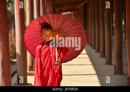 Novize Spaziergang durch alte Tempel, Bagan, Myanmar Stockfoto