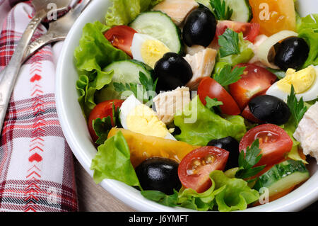 Gemüsesalat mit Poulet und Eiern, Oliven im Salat verlässt. Horizontalen Schuss. Close-up. Stockfoto