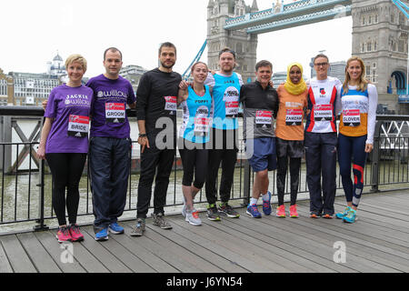 Die 2017 Virgin Geld London-Marathon feiert jeden Läufer, die Linien an der berühmten starten am 23. April mit seinen Aufruf an die Teilnehmer, ihre #ReasonToRun in den sozialen Netzwerken zu teilen. Grund zu laufen Kampagne Photocall mit Doppel Olympische Goldmedaillengewinner Helen Glover und Heather Stanning, Zamzam Farah, der Beteiligten in die laufenden Charity wurde nach Asyl in Großbritannien nach ihrem Auftritt für Somalia bei den Olympischen Spielen 2012 in London; Emmanuel de Merode, Direktor der Virunga-Nationalpark in der Demokratischen Republik Kongo; Braut Jackie Scully und ihr Verlobter Duncan S Stockfoto