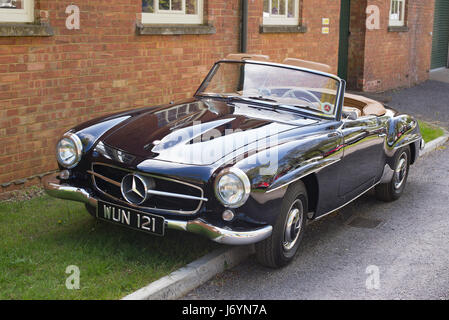 Mercedes-Benz 190 SL in Bicester Heritage Centre. Oxfordshire, England Stockfoto