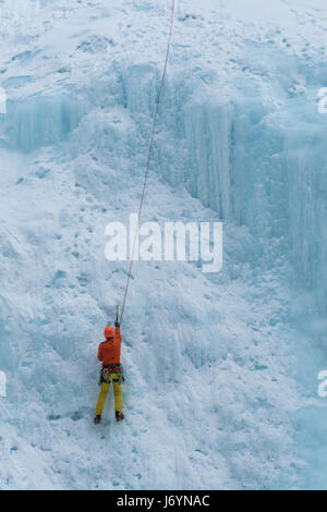 Mann-Eisklettern, Banff, Alberta, Kanada Stockfoto