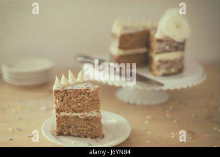 Karotte-Kuchen auf einem Teller Stockfoto