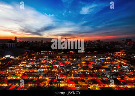 Maeklong Railway-Markt in der Nacht, Bangkok, Thailand Stockfoto