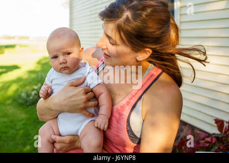 Mutter hält ihr Baby Sohn Stockfoto