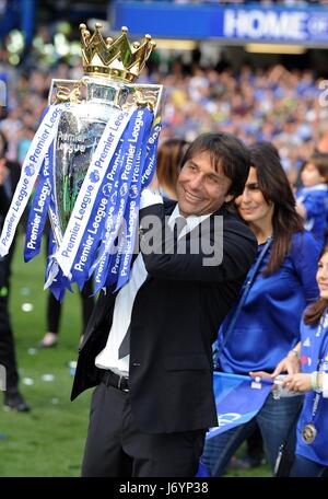 CHELSEA-Trainer ANTONIO CONTE CHELSEA PREMIER LEAGUE CHAMPIO STAMFORD BRIDGE Stadion LONDON ENGLAND 21. Mai 2017 Stockfoto