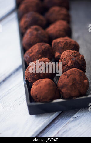 Viele leckere Runde Schokoladen-Trüffel. Ein kulinarisches Kunstwerk Stockfoto