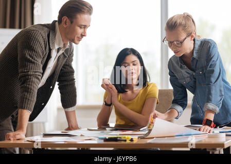 Hart arbeiten, schöne Designer, die sich auf ihre Arbeit konzentrieren Stockfoto