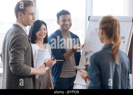 Freudige glücklicher Mann stand in der Nähe der Flip-chart Stockfoto