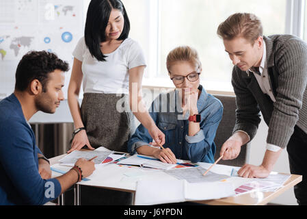 Ernst hart arbeitenden Kollegen auf der Suche nach neuen Ideen Stockfoto