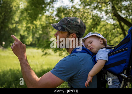 Vater mit schlafenden Baby im Rucksack wandern Stockfoto